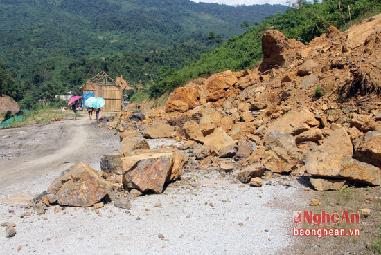 Các em học sinh bản Xàn, xã Hữu Khuông đi học trên con đường tiềm ẩn nhiều nguy cơ tai nạn do sạt lở.