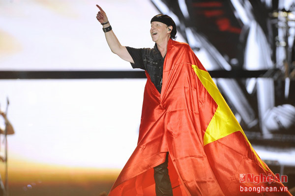 Đặc biệt, trong một phần trình diễn, giọng ca chính  Klaus Meine  còn mang lên sân khấu lá quốc kỳ Việt Nam và quàng lên người trong sự cuồng nhiệt và vô cùng phấn khích của khán giả bên giới.