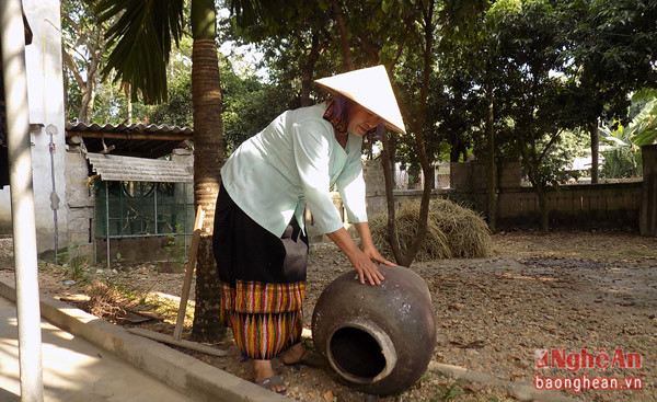 người dân úp chum vại không sử dung để tránh mỗi đẻ trứng, nhằm diệt lăng quăng, bọ gậy