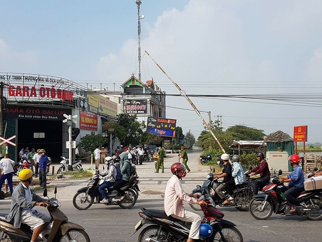 Hiện trường nơi xảy ra vụ tai nạn là đường ngang được phòng vệ bằng thiết bị cảnh báo tự động khi có tàu đi qua.