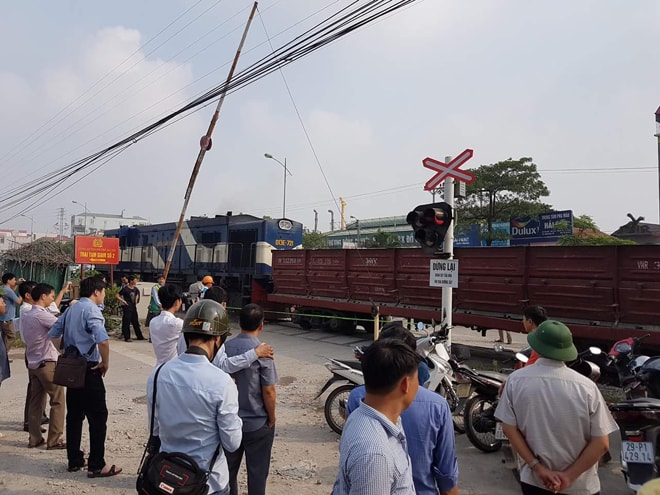 Vụ tàu đâm ô tô làm 7 người thương vong nguyên nhân ban đầu do lái xe ô tô không chú ý khi qua đường sắt.