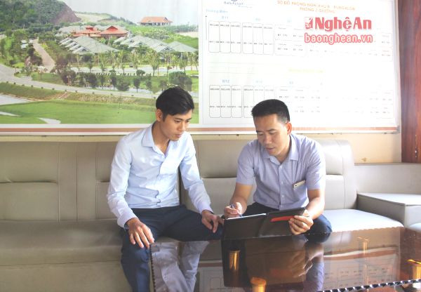 Các đồng chí trong Chi ủy Chi bộ Công ty CP Đầu tư kinh doanh Bãi Lữ (Nghi Thiết, Nghi Lộc) trao đổi nội dung sinh hoạt đảng.