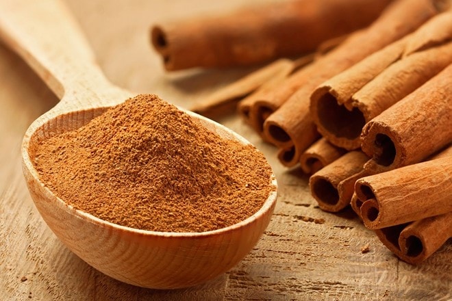 Quế: Thực phẩm này rất giàu polyphenol, cải thiện độ nhạy cảm insulin, giúp cân bằng lượng đường trong máu. Ngoài ra, thêm quế vào bữa ăn hàng ngày có thể làm chậm quá trình tiêu hóa, giúp bạn no lâu hơn. Bạn có thể rắc bột quế vào yến mạch, sinh tố, các loại rau củ nướng... Ảnh: Todosimple. 