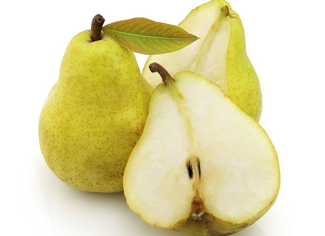 Quả lê rất giàu chất xơ hòa tan pectin, hút nước tạo thành gel, làm chậm cảm giác đói và giúp bạn cảm thấy no lâu hơn. Bạn có thể ăn lê vào giữa buổi hoặc cắt nhỏ quả lê cho vào món salad rau củ. Ảnh: Newread. 