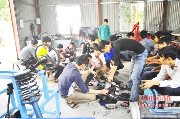 Học nghề sửa chữa ô tô tại Trường Trung cấp nghề kinh tế kỹ thuật Bắc Nghệ An.