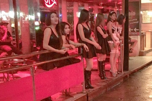 Gái bán hoa tại phố đèn đỏ Soi Cowboy khét tiếng của thủ đô Bangkok. Ảnh: Mirror.