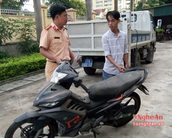 Công an huyện Diễn Châu hoàn thành thủ tục trao trả xe cho người bị mất.
