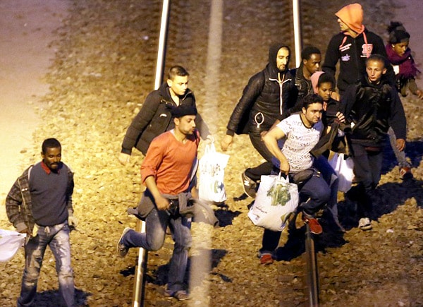 Những người nhập cư ở Calais trên đường ray hướng về phía Eurotunnel. Ảnh Getty