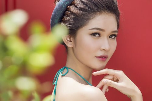 Thùy Dung mặc lại chiếc yếm xanh kỷ niệm từng giúp cô để lại dấu ấn trong vòng chung kết Hoa hậu Việt Nam 2016