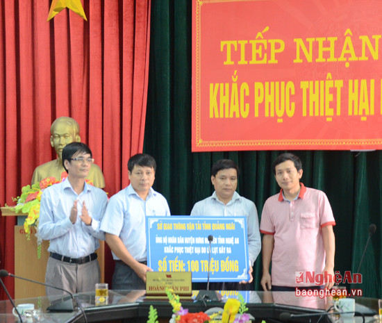 Đồng chí Phạm Ngọc Thủy - Phó Giám đốc Sở GTVT tỉnh Quảng Ngãi trao tặng số tiền 100 triệu đồng ủng hộ đồng bào bị ảnh hưởng do mưa lũ của huyện Hưng Nguyên.