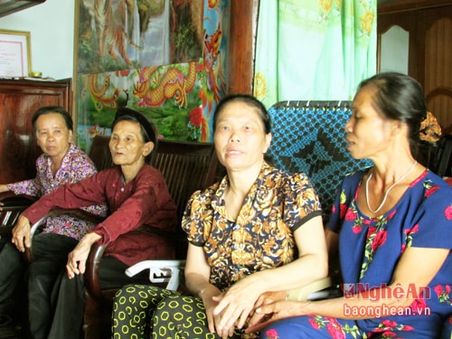 Bà Lê Thị Hòa đã có thể trò chuyện với bà con hàng xóm về tình hình của con trai sắp sửa được về nhà.