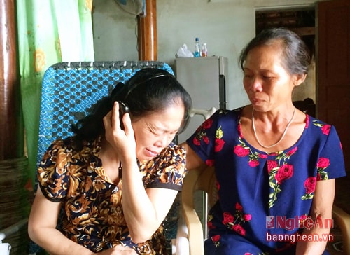 Bà Hòa nói chuyện với con trai qua điện thoại.