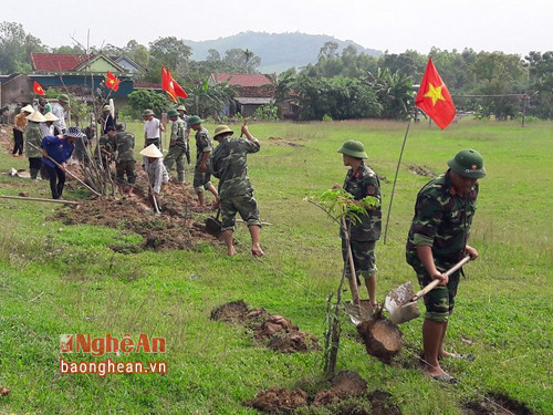 Hơn 100 cán bộ, chiến sỹ Lữ đoàn 215 tích cực ra quân giúp nhân dân xã Tân Sơn làm giao thông thủy lợi