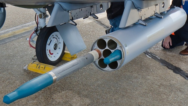 Với cách tích hợp này đã mang đến một quả đạn tên lửa thông minh giá rẻ. Một chiếc chiến đấu cơ F-16 có thể triển khai tới 4 cụm phóng rocket LAU-61/LAU-68, mỗi pod này chứa được 7 quả APKWS 70mm, tổng cộng một F-16 mang được 28 đạn rocket thông minh.