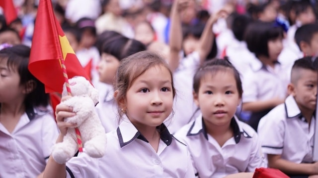Trẻ em ngày càng được bố mẹ cho tiếp xúc sớm với tiếng Anh.