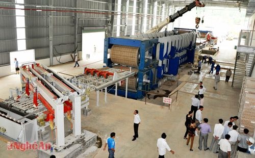 Nhà máy gỗ MDF đi vào sản xuất với 2 dây chuyền chế biến gỗ thanh và ván sợi từ ngày 14/12. Trong ảnh: Lắp đặt hệ thống máy ép gỗ ván ở Nhà máy gỗ MDF (Nghĩa Đàn).