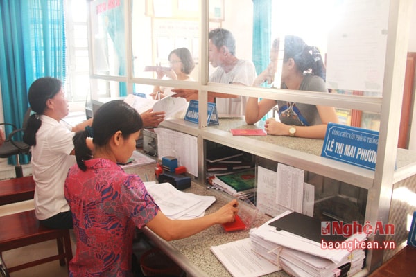 Người dân đến làm thủ tục tại bộ phận một cửa xã Nghi Long (Nghi Lộc).