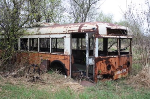 2.Đá trên sân Old Trafford, nên chắc chắn MU không thể đặt chiếc bus trước khung thành.  