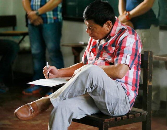 Nhật lo ông Duterte nhai kẹo cao su trước mặt Nhật hoàng 