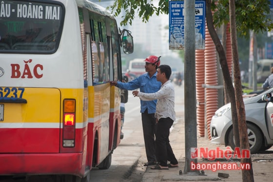 Những người hoạt động ở các trạm dừng xe buýt, bến xe khách, ga tàu … phải cạnh tranh với taxi và những người cùng nghề với nhau gay gắt hơn những người hoạt động đầu ngõ, hẻm và các điểm lẻ khác.. 