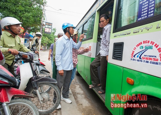 Việc tránh hai người cùng tranh một khách những bác chạy xe ôm “chấm khách” bằng cách xướng to đặc điểm người khách họ chấm lên: “ Áo đỏ áo đỏ nha”; “ đeo kính mang ba lô nầy” ….  