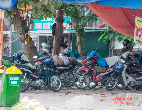 Những người sống bằng nghề xe ôm nhưng nhà ở xa thường nghỉ trưa tại chỗ để tiết kiệm xăng đi về. Khi vắng khách có người còn nhịn luôn cả ăn trưa gác chân lên xe ngủ.