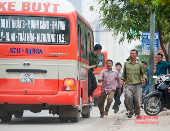 Nghề xe ôm tưởng đơn giản nhưng lại là một nghề khó, khổ nhiều rủi ro và nguy hiểm. Bất kể mưa nắng, cả ngày phải chầu chực ngoài đường bắt khách mà đồng tiền kiếm được cũng chẳng là bao, còn bị nhiều người coi thường.