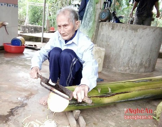 Cụ Hoạnh hàng ngày vẫn thái chuối chăn nuôi lợn, gà.