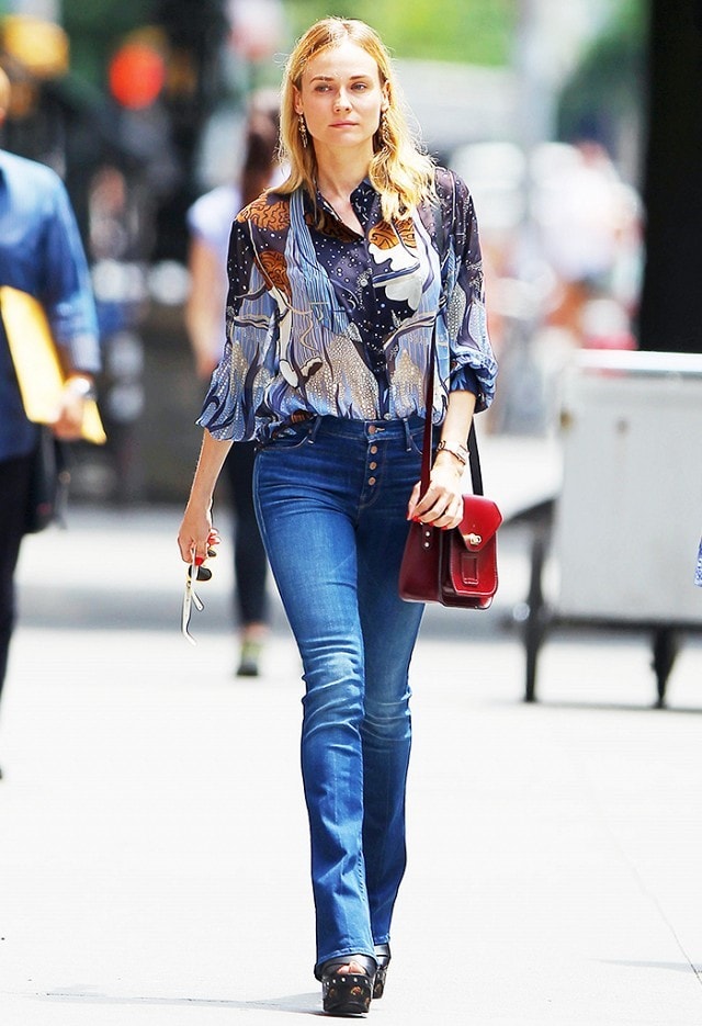 Diane Kruger đơn giản nhưng vẫn nổi bật với sơ mi lụa họa tiết hoa lá màu sắc phối cùng quần jeans và sandal độn đế cá tính.