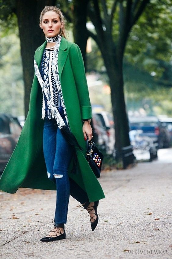 Mẫu áo sơ mi họa tiết tạo điểm nhấn lý thú cho những món đồ đơn sắc của Olivia Palermo.