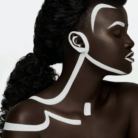 Màu da từng khiến Diop tự ti giờ đã trở thành “vũ khí” tấn công làng thời trang thế giới của cô gái châu Phi, tạo cho Diop sự khác biệt không ai có.