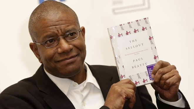 Nhà văn Mỹ Paul Beatty và cuốn tiểu thuyết “The Sellout.” (Nguồn: AP)