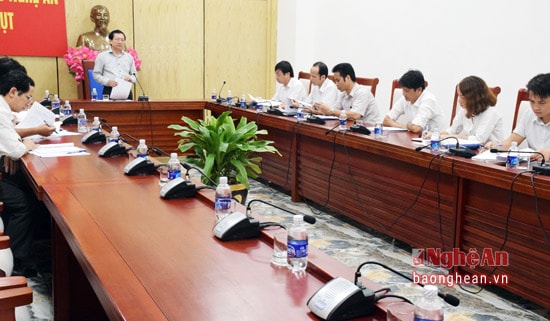 Đồng chí Đinh Viết Hồng - Phó Chủ tịch UBND tỉnh, Phó trưởng ban Thường trực chỉ đạo NTM chủ trì hội nghị. 