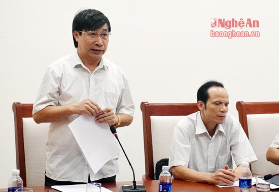 Ông Nguyễn Văn Lập - Phó Giám đốc Sở nông nghiệp - PTNT báo cáo tình hình phát triển cây cao su giai đoạn 2013 - 2015 và định hướng điều chỉnh quy hoạch diện tích cây cao su của tỉnh giai đoạn 2016 - 2020, tầm nhìn đến năm 2030.