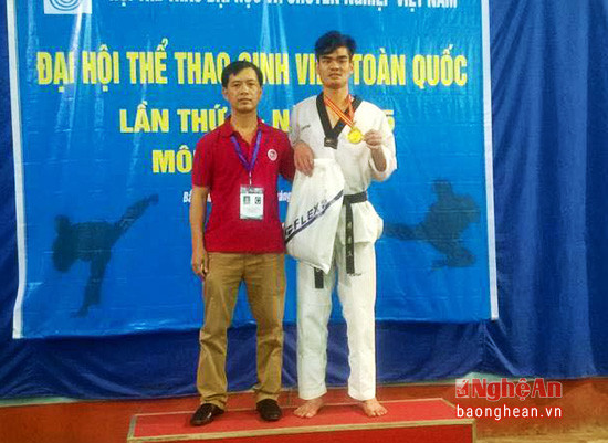 Phạm Mạnh Pháp (áo trắng) giành HCV môn Taekwondo tại Đại hội sinh viên Toàn quốc năm 2015.