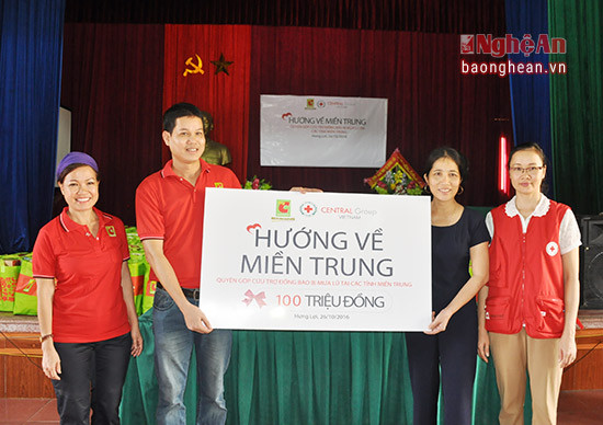 Đại diện Tập đoàn Central Group Việt nam, Hệ thống siêu thị Big C, và hội chữ thập đỏ tỉnh Nghệ An trao séc tượng trưng ủng hộ bà con vùng lũ Hưng Nguyên.