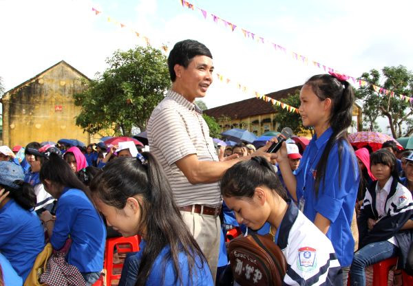 Thông qua câu hỏi tương tác, các học sinh được tuyên truyền về sức khỏe sinh sản vị thành niên. 