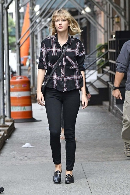 Taylor Swift trung thành với những kiểu áo sơ mi kẻ caro đơn giản nhưng năng động.