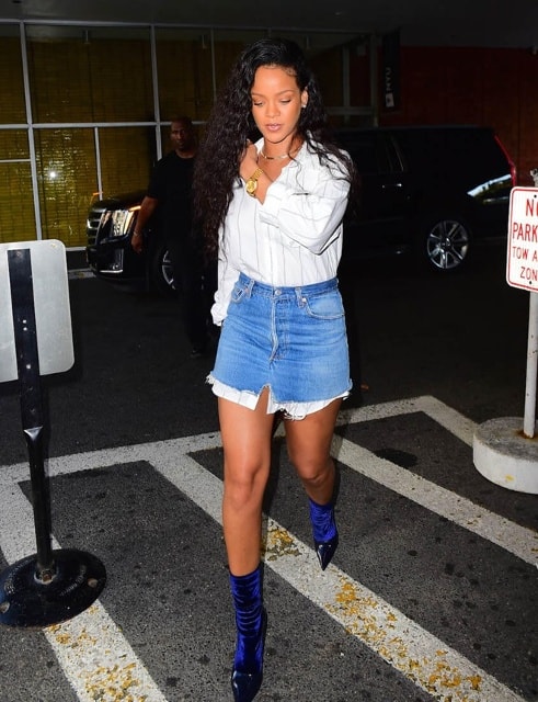 Rihanna phối lạ mắt áo sơ mi kẻ dáng dài với chân váy denim và bốt nhung.