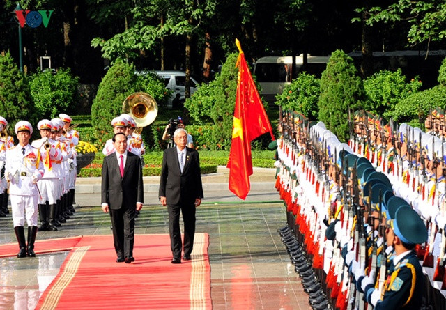 Chủ tịch nước Trần Đại Quang và Tổng thống Htin Kyaw duyệt đội danh dự quân đội Nhân dân Việt Nam.