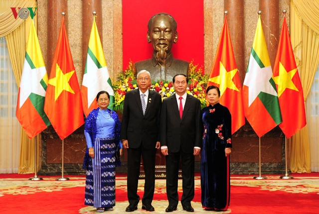Chủ tịch nước Trần Đại Quang và Phu nhân chụp ảnh lưu niệm cùng Tổng thống Myanmar Htin Kyaw và Phu nhân.