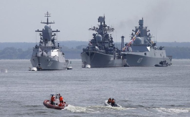 Tàu hộ tống hải quân Nga cùng với tàu khu trục Nastoichivy và Admiral Gorshkov neo tại vịnh của căn cứ hạm đội Nga tại khu vực Kaliningrad, Nga ngày 19/7/2015. Ảnh: Reuters.