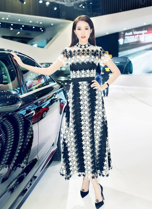Thu Thảo xuất hiện trong bộ cánh thanh lịch với họa tiết ngôi sao của Đỗ Long. Người đẹp vừa trở về sau những ngày quay quảng cáo tại Thái Lan.