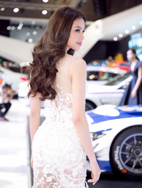 Trang phục giúp người đẹp khoe hình thể.