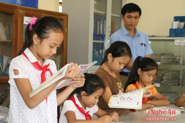 Tiết học Ngoại ngữ của học sinh Trường Tiểu học Chi Khê 1 (Con Cuông).