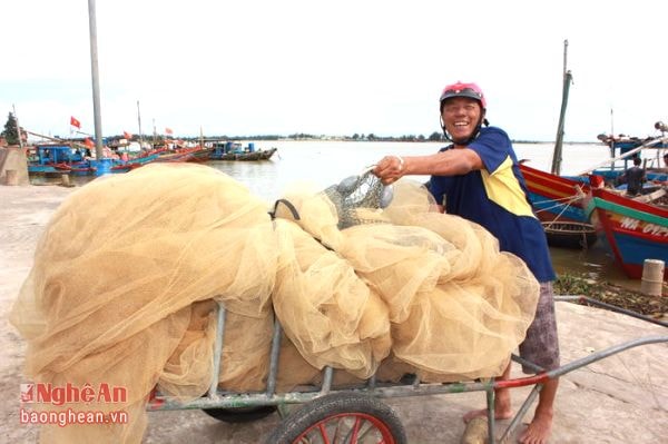 Lưới là ngư cụ không thể thiếu với bất cứ ngư dân nào, bởi đó là một trong những dụng cụ đánh cá hiệu quả từ xưa tới nay.