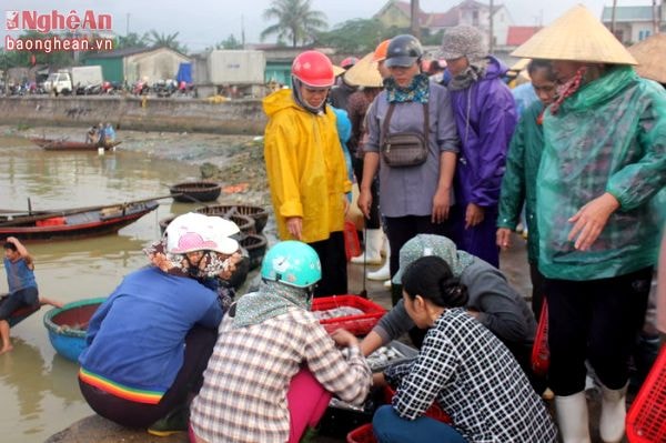 Những thuyền mủng đựng đầy cá đang chờ được đưa lên bến mang bán cho các tiểu thương.