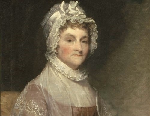 Phu nhân tổng thống John Adams, bà Abigail Adams, có hiểu biết chính trị sâu sắc và ngôn từ sắc bén. Từ nhỏ, bà đã ham đọc sách, chính sở thích này đã kết nối bà với tổng thống John Adams. Cuộc hôn nhân từ năm 1764 giữa hai người kéo dài trong hơn nửa thế kỷ. Abigail là đệ nhất phu nhân đầu tiên sống ở thủ đô Washington dù chỉ trong thời gian ngắn và tỏ ra không thích thú khi ở đó. Người ta hiếm khi gọi bà là “quý bà Adams