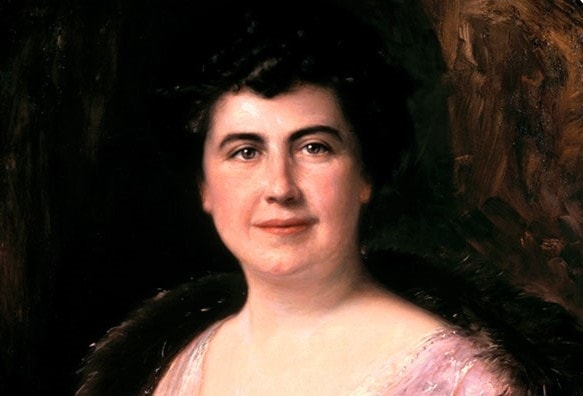 Edith Wilson là người phụ nữ rất độc lập. Trước khi kết hôn với tổng thống Woodrow Wilson , bà đã có xe hơi riêng và lái xe khắp thủ đô của nước Mỹ. Năm 1919, Tổng thống Wilson bị đột quỵ nghiêm trọng, Edith là người quyết định tất cả các vấn đề liên quan đến việc ai được gặp ông, những vấn đề nào của quốc gia được trình bày với tổng thống. Dư luận vẫn không rõ bà Edith đã đưa ra bao nhiêu quyết định trong quá trình tổng thống Woodrow hồi phục sức khỏe, nhưng nhiều người tin rằng bà đã hành động giống như một vị tổng thống. Ảnh: firstladies influence and image.