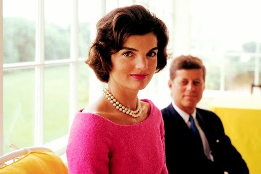Jacqueline Kennedy, phu nhân tổng thống John F. Kennedy, từng là một biểu tượng thời trang của phụ nữ Mỹ. Sau khi chồng bị giết, bà Jacqueline trở nên cứng rắn và mạnh mẽ hơn bao giờ hết. Vài giờ sau vụ ám sát, nhiều người khuyên bà nên rửa sạch các vết máu từ thi thể của chồng trên khuôn mặt và thay bộ đầm mới. Tuy nhiên, Jacqueline kiên quyết từ chối và nói muốn những kẻ ám sát phải nhìn thấy hậu quả mà chúng đã gây ra. Vào những ngày cuối cùng còn ở Nhà Trắng, bà Jacqueline đã gửi một lá thư ngoại giao cho tổng thư ký Liên Xô lúc đó, Nikita Sergeyevich Khrushchyov, bày tỏ mong muốn ông sẽ tiếp tục nỗ lực thúc đẩy hòa bình, điều mà chồng bà theo đuổi lúc sinh thời. Ảnh: jrbenjamin.